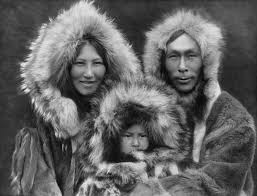 An Inupiat family from Noatak, Alaska, 1929. Fuente: Wikipedia.